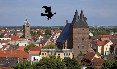 Blick auf Stadtkirche und Halleschen Turm mit Hexe