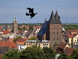 Blick auf Stadtkirche und Halleschen Turm mit Hexe