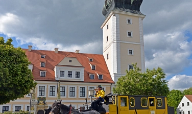 Historische Postkutsche vor dem Barockschloss