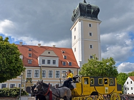 Historische Postkutsche vor dem Barockschloss