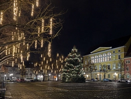 Marktplatz mit Weihnachtsbaum