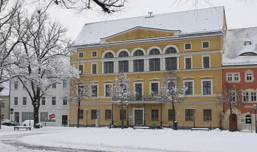 Symbolbild Winter Schnee Rathaus