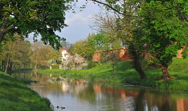 Wallgraben mit Zwingergarten und Stadtmauer