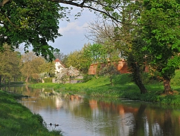 Wallgraben mit Zwingergarten und Stadtmauer